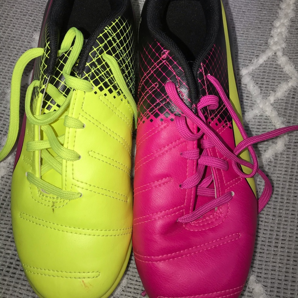 Puma, indoor Soccer Shoe youth 5 1/2.